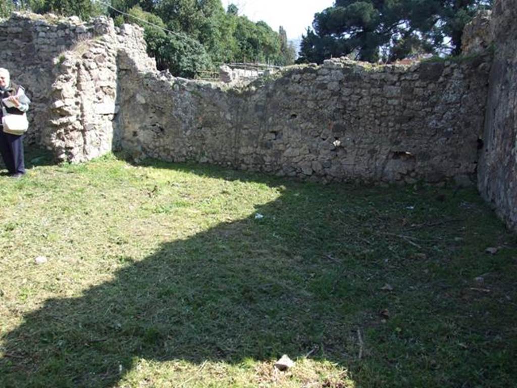 I.2.22 Pompeii. March 2009. Room 5, garden area. Looking south. According to Jashemski, 15 amphoras with inscriptions were found in this area. See Jashemski, W. F., 1993. The Gardens of Pompeii, Volume II: Appendices. New York: Caratzas. (p.24)
