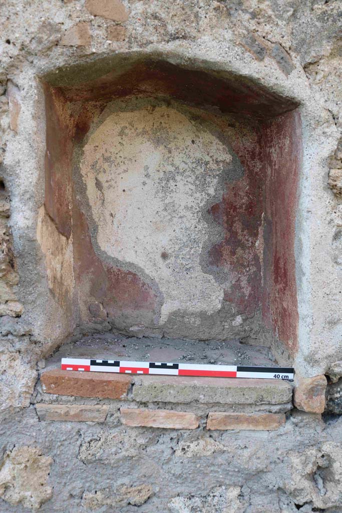 I.2.22 Pompeii. September 2018. Room 1, north wall with niche. Photo courtesy of Aude Durand.