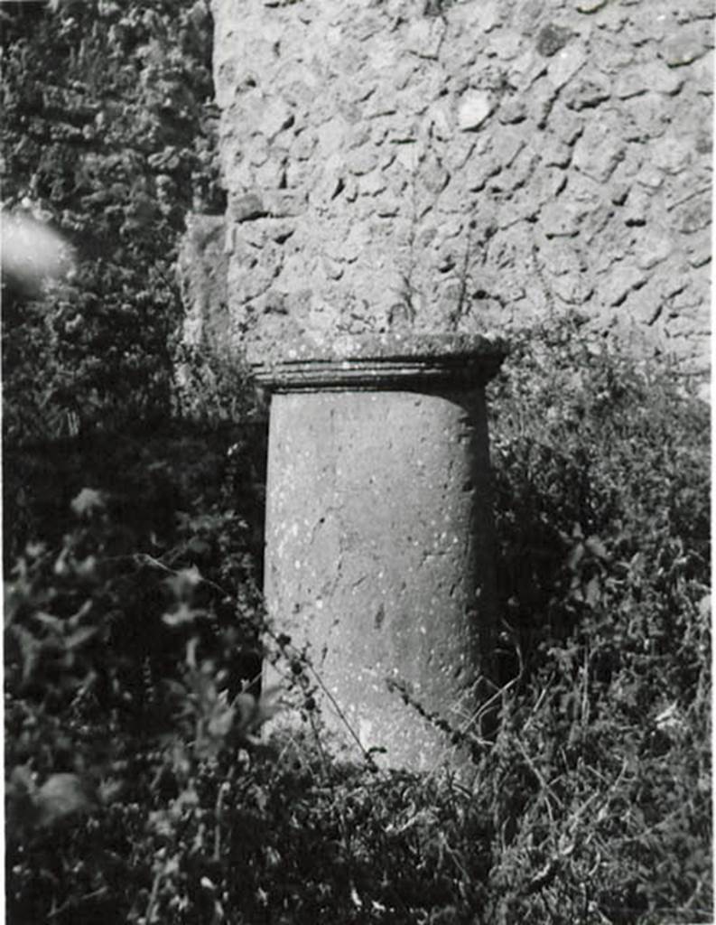 I.2.28 Pompeii. 1935 photo taken by Tatiana Warscher. Il sostegno della tavola. (Translation: the table support).
See Warscher T., 1935. Codex Topographicus Pompeianus: Regio I.2. (no. 55), Rome: DAIR, whose copyright it remains.
Warscher wrote  Il sostegno della tavola  perforato verticalmente per uno tubo: si poteva farne una fontana, si capisce nelle ore in cui non si mangiava nel triclinio.
Lambiente sotto il triclinio dove si trovavano i tubi delacquedotto merita una investigazione speciale.
(translation: "The support of the table was perforated vertically by a pipe: one understood you could make a fountain for the time in which you ate at the triclinium. The area under the triclinium where the water pipes could be found deserved a special "investigation.)
