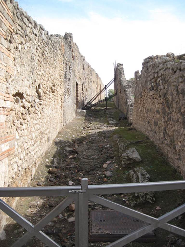 I.3.1 Pompeii. September 2010. Looking east along unnamed vicolo, from Via Stabiana. 
Photo courtesy of Drew Baker.
