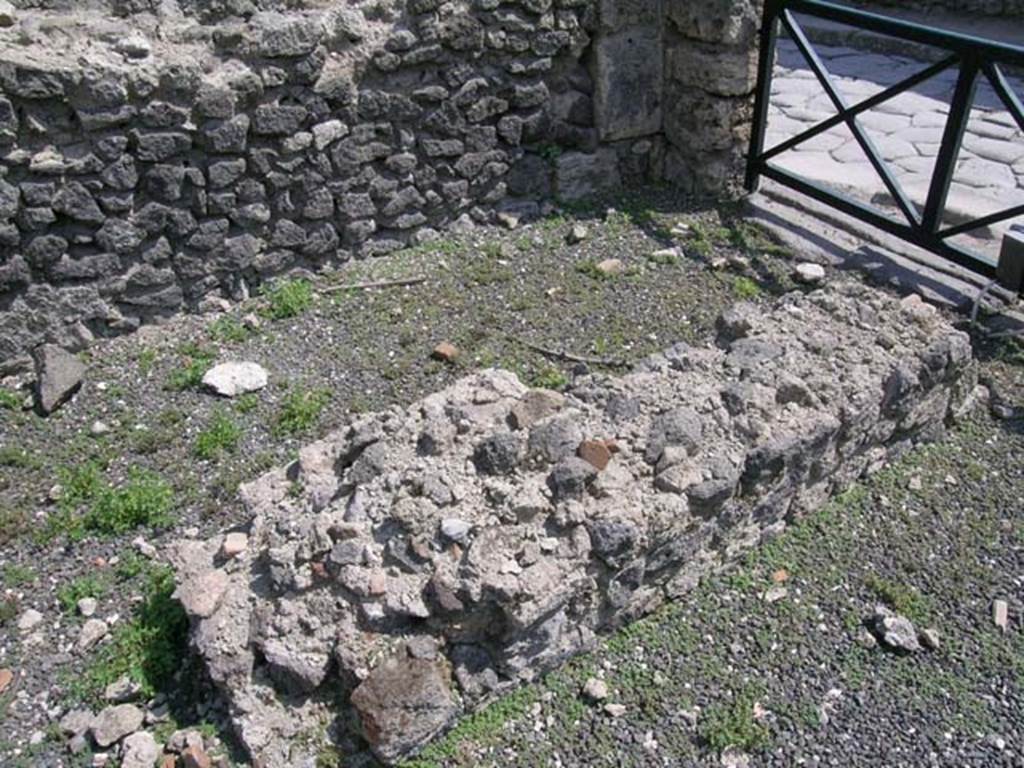 I.3.5 Pompeii. June 2005. Looking across the counter/podium towards the south wall and south-east corner of the entrance room. Photo courtesy of Nicolas Monteix.
