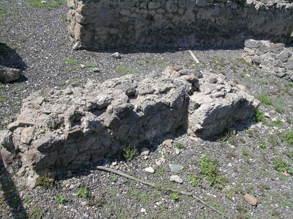 I.3.5 Pompeii. June 2005. Looking across podium/counter towards the north wall. Photo courtesy of Nicolas Monteix.