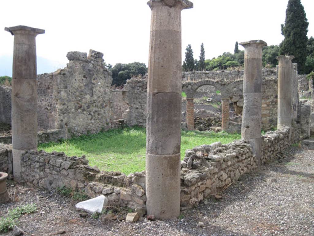 I.3.8b Pompeii. September 2010. Looking across peristyle towards south-west corner. 
Photo courtesy of Drew Baker.
