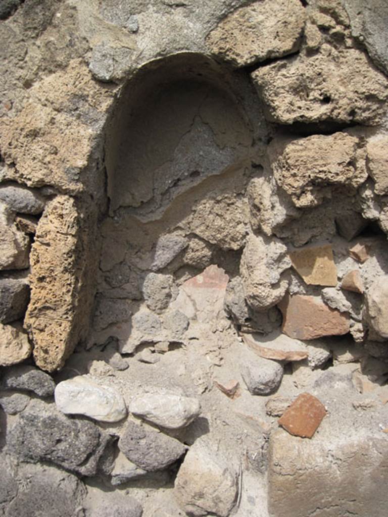 I.3.8b Pompeii. September 2010. Detail of eastern niche in north wall. Photo courtesy of Drew Baker.
