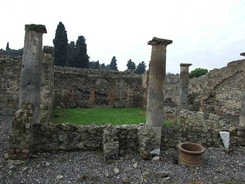 I.3.8b Pompeii. December 2006. Looking west across peristyle.