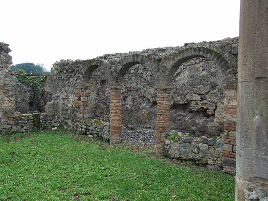 I.3.8b Pompeii. December 2006. Arches on west side of peristyle.