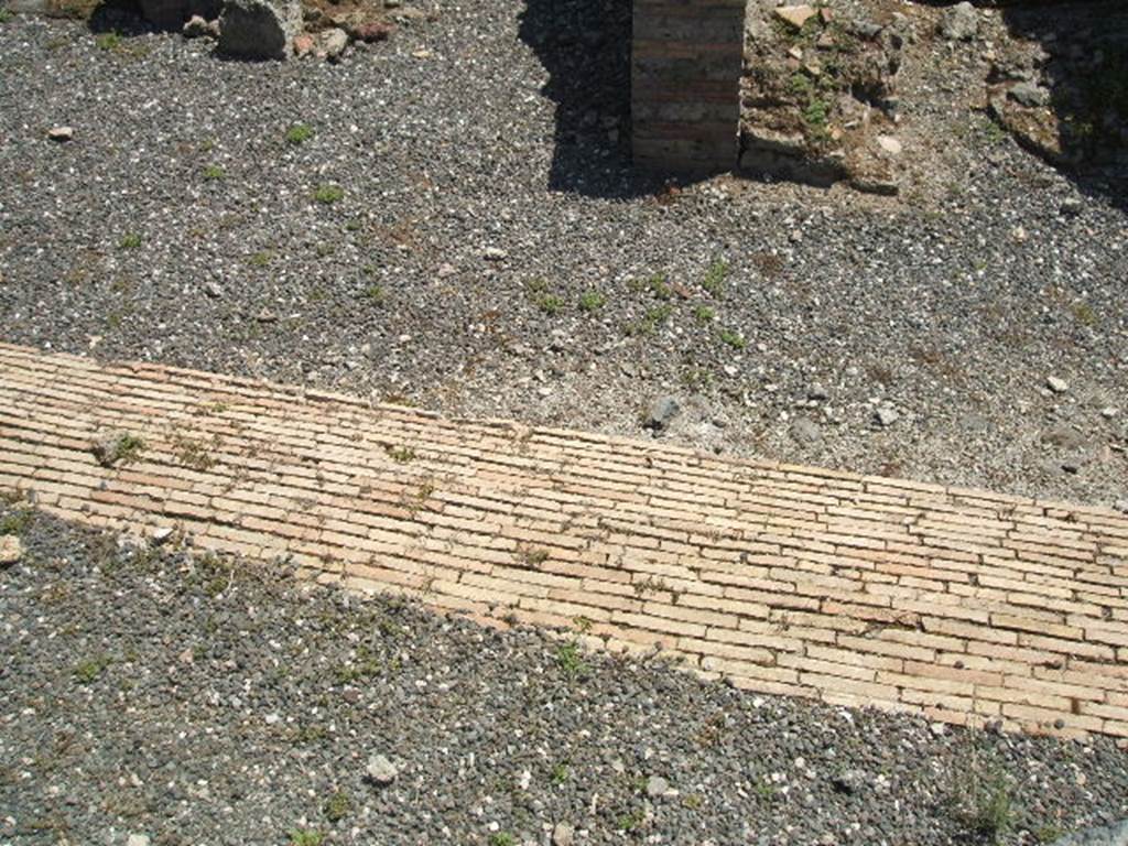 I.3.10 Pompeii. May 2005. Sarno canal route. Looking south across large room at rear, to doorways of three smaller rooms.