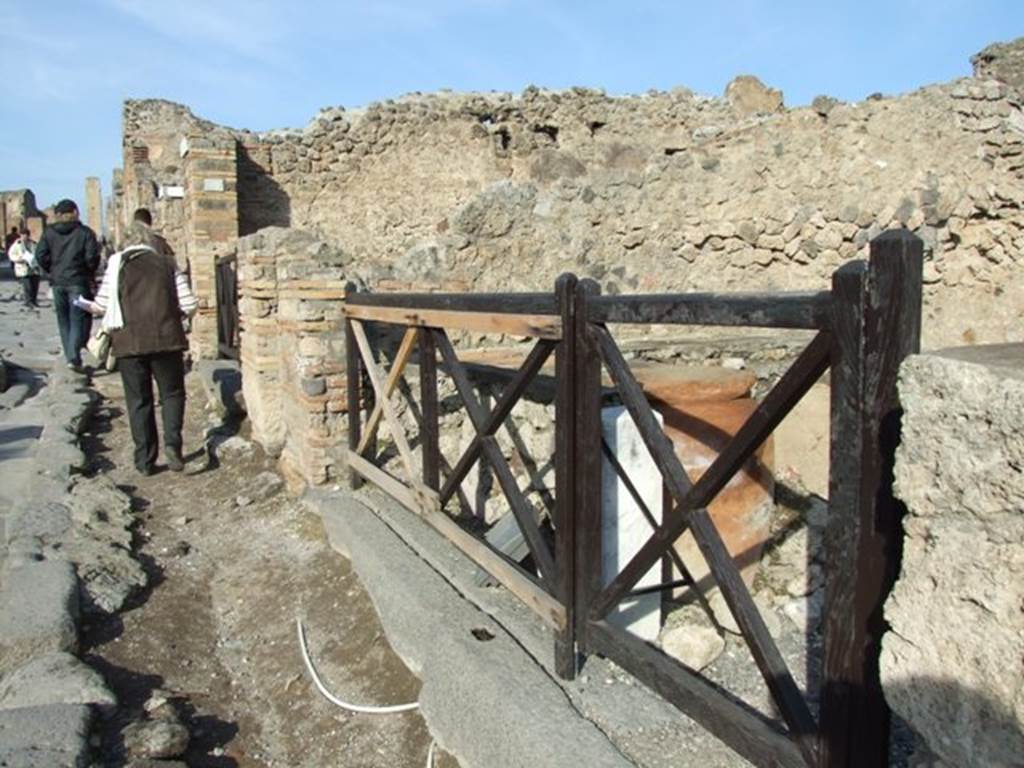 I.3.11 Pompeii. December 2007. Looking north along entrance doorway on Via Stabiana.