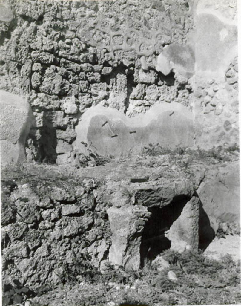 I.3.16 Pompeii. 1935 photograph taken by Tatiana Warscher. The boiler.
See Warscher, T, 1935: Codex Topographicus Pompejanus, Regio I, 3: (no.34), Rome, DAIR, whose copyright it remains.  
