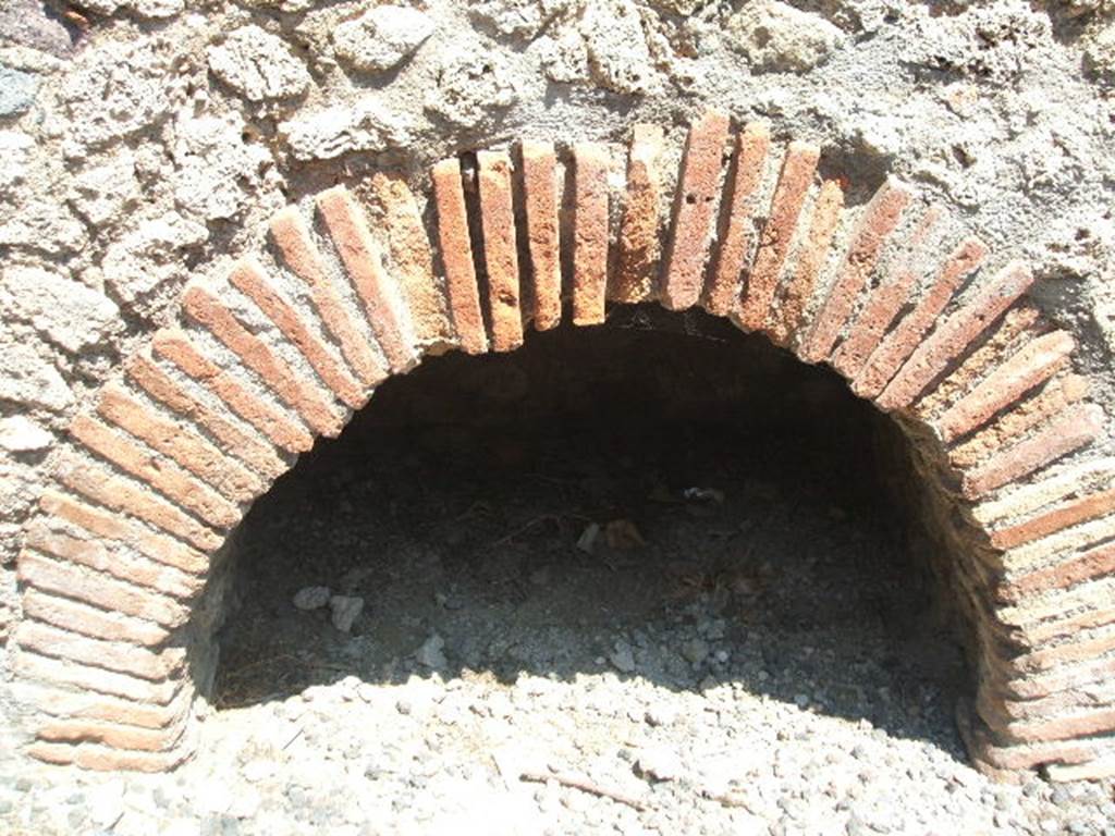 I.3.16 Pompeii. May 2005. Arch to small room or cupboard under staircase of I.3.17.