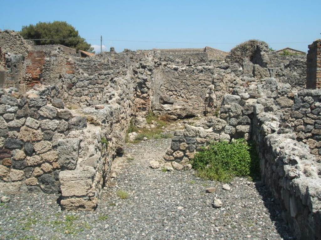 I.3.20 Pompeii. May 2005. Looking east from rooms on west side, across area of tablinum towards rooms on east side.
