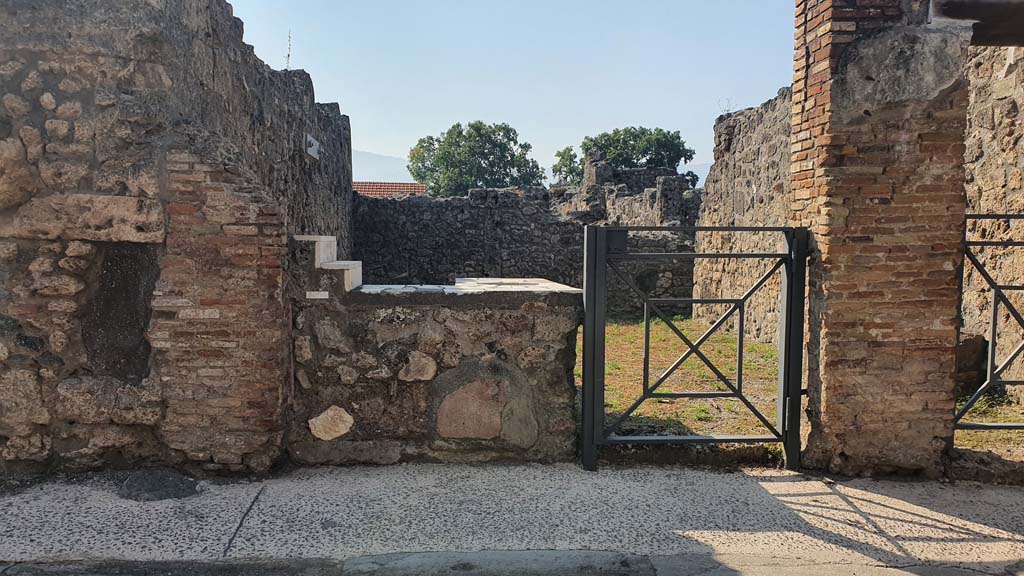 I.3.22 Pompeii. July 2021. Looking towards entrance doorway on south side of Vicolo del Menandro.
Foto Annette Haug, ERC Grant 681269 DÉCOR.
