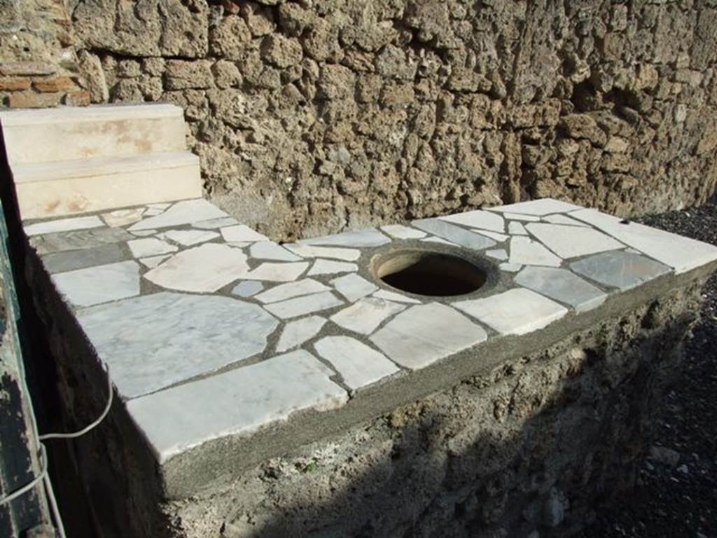 I.3.22 Pompeii.  December 2007.  Marble counter with two shelves for standing drinking vessels on and hole for a terracotta urn.
