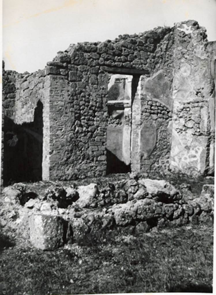 I.3.23 Pompeii. 1935 photograph taken by Tatiana Warscher. According to Warscher, 
“Il bordo dell’impluvio è rialzato. Noi possiamo supporre che l’impluvio servi al qualche scopo pratico, cioè per lavare”.
See Warscher, T, 1935: Codex Topographicus Pompejanus, Regio I, 3: (no.41a), Rome, DAIR, whose copyright it remains.  
(translation: “The edge of the impluvium was raised. We can assume that the impluvium served some practical purpose, i.e. for washing.”)
