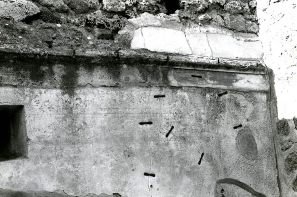 I.3.23 Pompeii. 1968. House, first room, left of atrium (e), N wall, string course.  Photo courtesy of Anne Laidlaw.
American Academy in Rome, Photographic Archive. Laidlaw collection _P_68_8_17.
 
