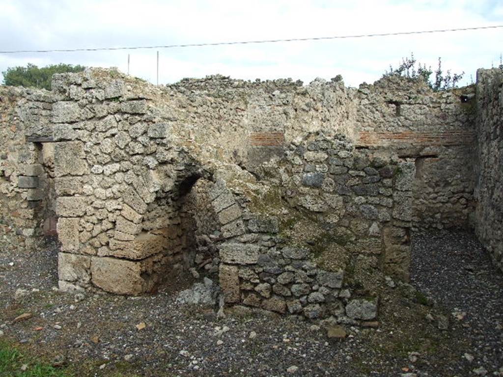 I.3.24 Pompeii. December 2006.  Steps to upper floor, above arch. On the left is the doorway to the cubiculum, the recess under the arch led to a storeroom, the doorway on the right leads into the kitchen.
