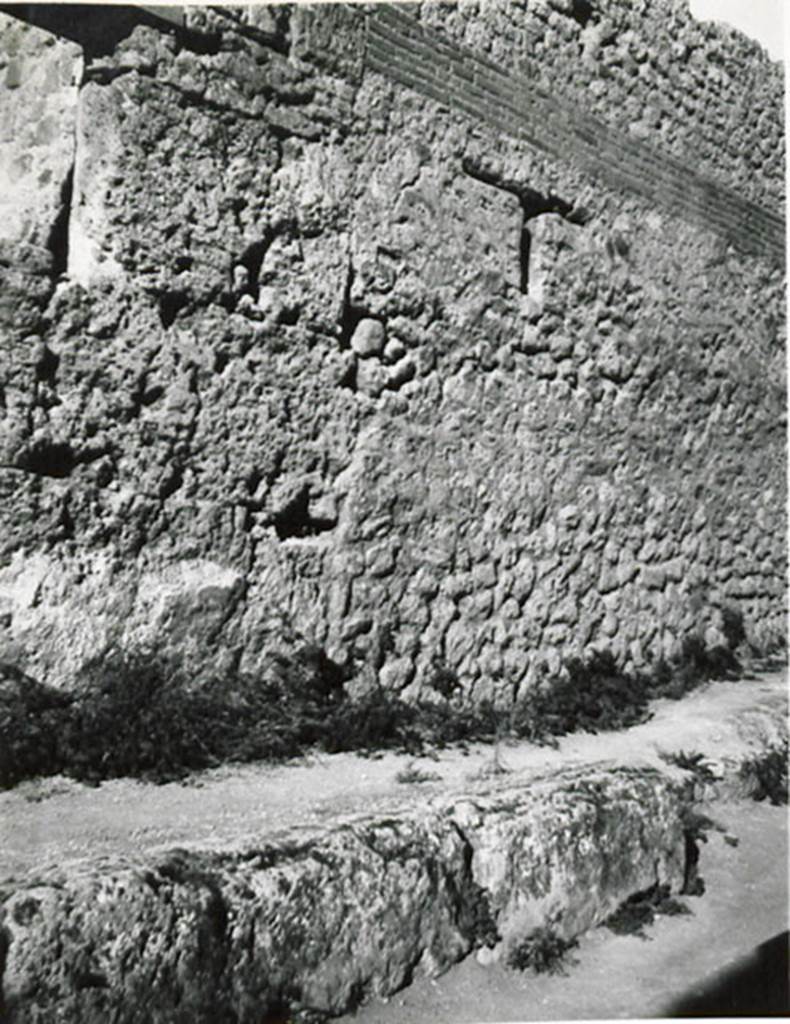 I.3.25 Pompeii. 1935 photograph taken by Tatiana Warscher. Faade of I.3.25 showing window.
See Warscher, T, 1935: Codex Topographicus Pompejanus, Regio I, 3: (no.57), Rome, DAIR, whose copyright it remains.  
