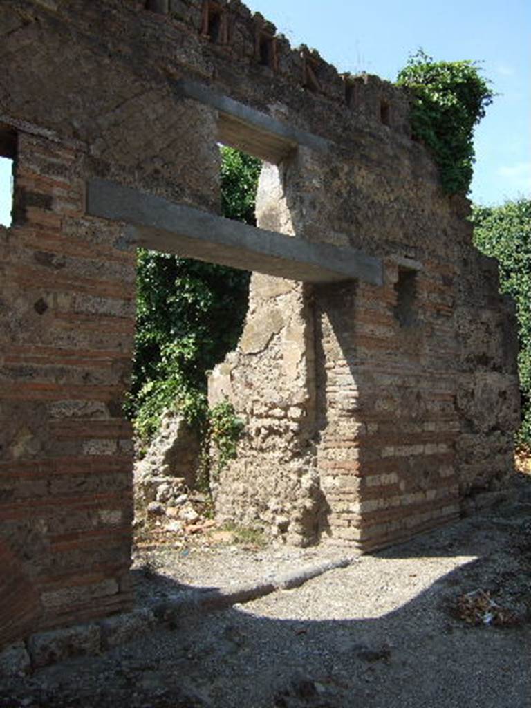 I.3.27 Pompeii. September 2005. Looking north to entrance doorway.