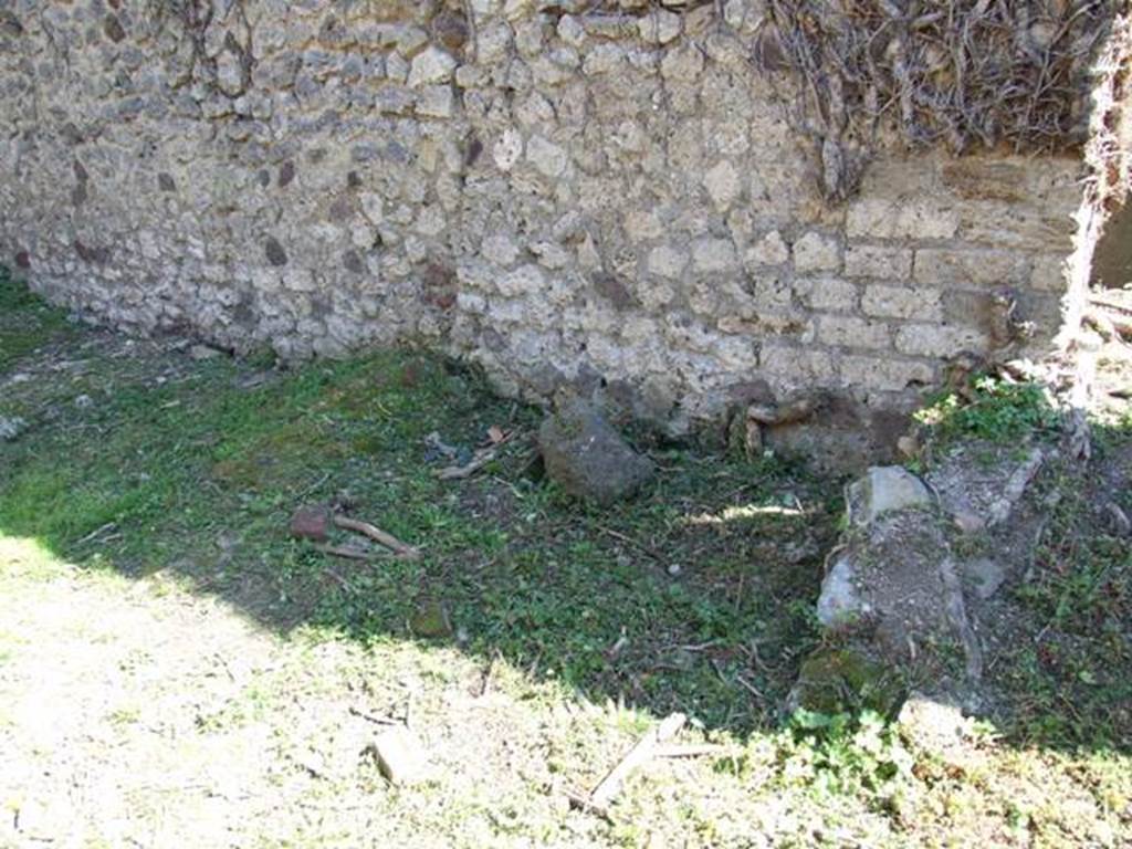 I.3.27 Pompeii.  March 2009. South wall of Pistrinum, on the east side of room on the East side of the Oven.