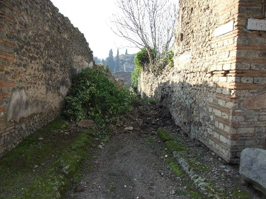 I.2.17  Pompeii. December 2006.   Roadway looking west.         I.3.29