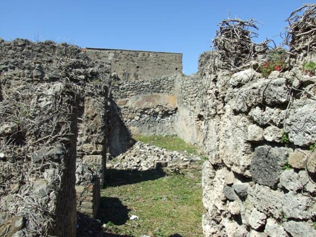 I.3.30 Pompeii.  March 2009.   Entrance corridor looking north, across the West Portico of the peristyle garden.