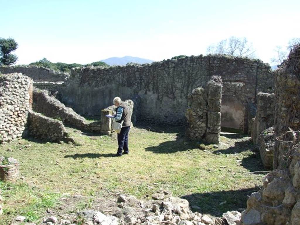 I.3.30 Pompeii. March 2009. Looking south across peristyle garden, to room 10, oecus, and entrance corridor, on right.
On one of the columns in the peristyle was found the graffiti - 
Tu, pupa, sic valeas,
          sic habeas
Venere Pompeianam
           propytia ............   (CIL IV 4007)
May you always be in good health, my girl, and may Pompeian Venus always be well disposed to you.
See Varone, A., 2002. Erotica Pompeiana: Love Inscriptions on the Walls of Pompeii, Rome: Lerma di Bretschneider. (p.24)
See Cooley, A. and M.G.L., 2004. Pompeii : A Sourcebook. London : Routledge. (p.90)

According to Epigraphik-Datenbank Clauss/Slaby (See www.manfredclauss.de), CIL IV 4007 read 
Tu pupa sic valeas
sic habeas
Venere Pompeianum
prop<i=>tia(m)
Munn
VV
