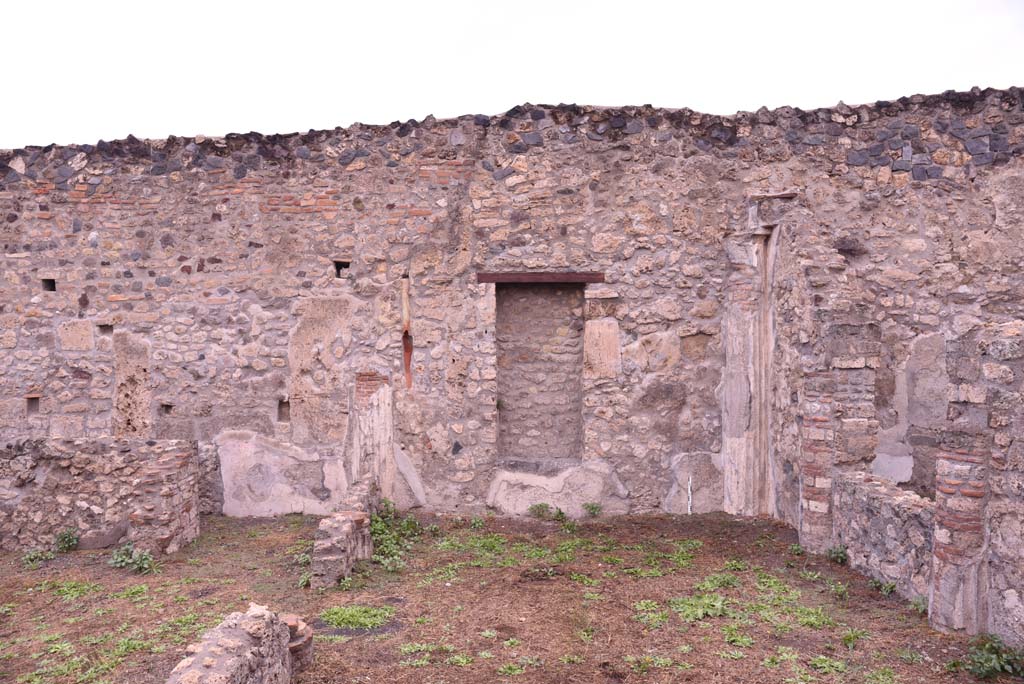 I.4.2 Pompeii. October 2019. Looking towards north wall with niche/recess in garden/viridarium area.
On the left is the tablinum, on the right is the windowed triclinium.
Foto Tobias Busen, ERC Grant 681269 DCOR.

