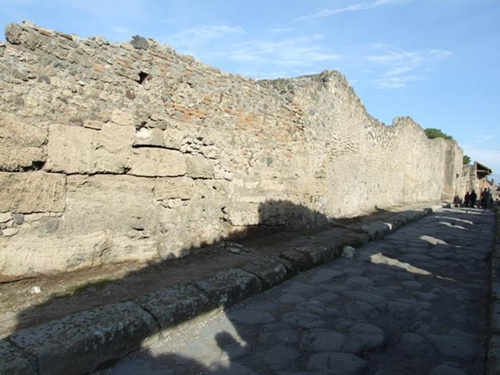 I.4.2 Pompeii. December 2007.   Exterior of south wall shared with I.4.5 on Vicolo del Menandro looking east.

