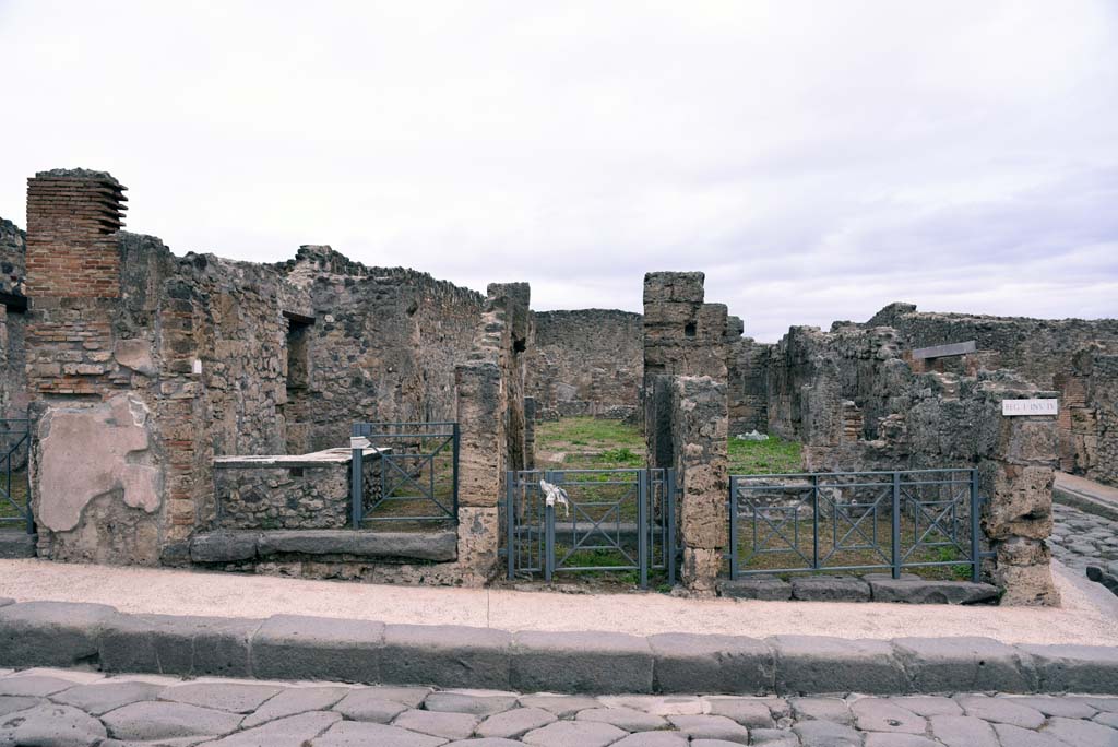 I.4.3, on left, I.4.2 in centre, I.4.1, on right, Pompeii. October 2019. Looking east on Via Stabiana.
Foto Tobias Busen, ERC Grant 681269 DCOR.
