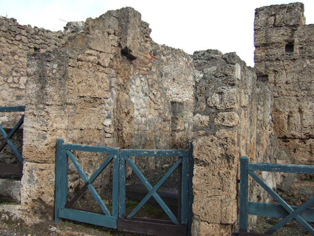 I.4.2 Pompeii.  September 2004.  Entrance with short vestibule.