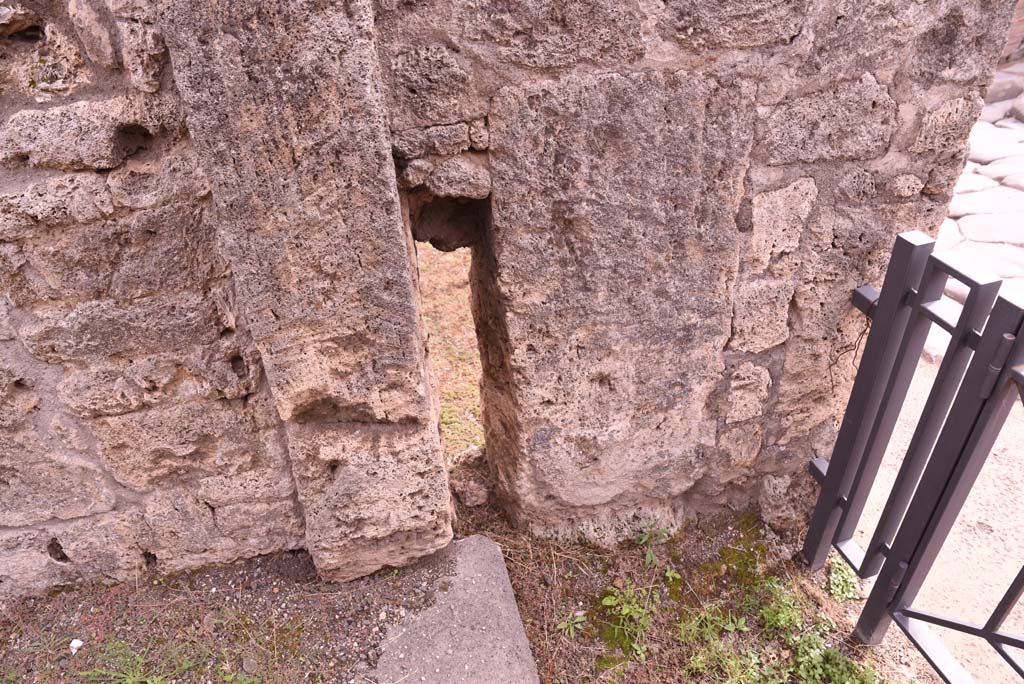 I.4.2 Pompeii. October 2019. Detail of south wall at site of step between corridor and vestibule.
Foto Tobias Busen, ERC Grant 681269 DCOR.
