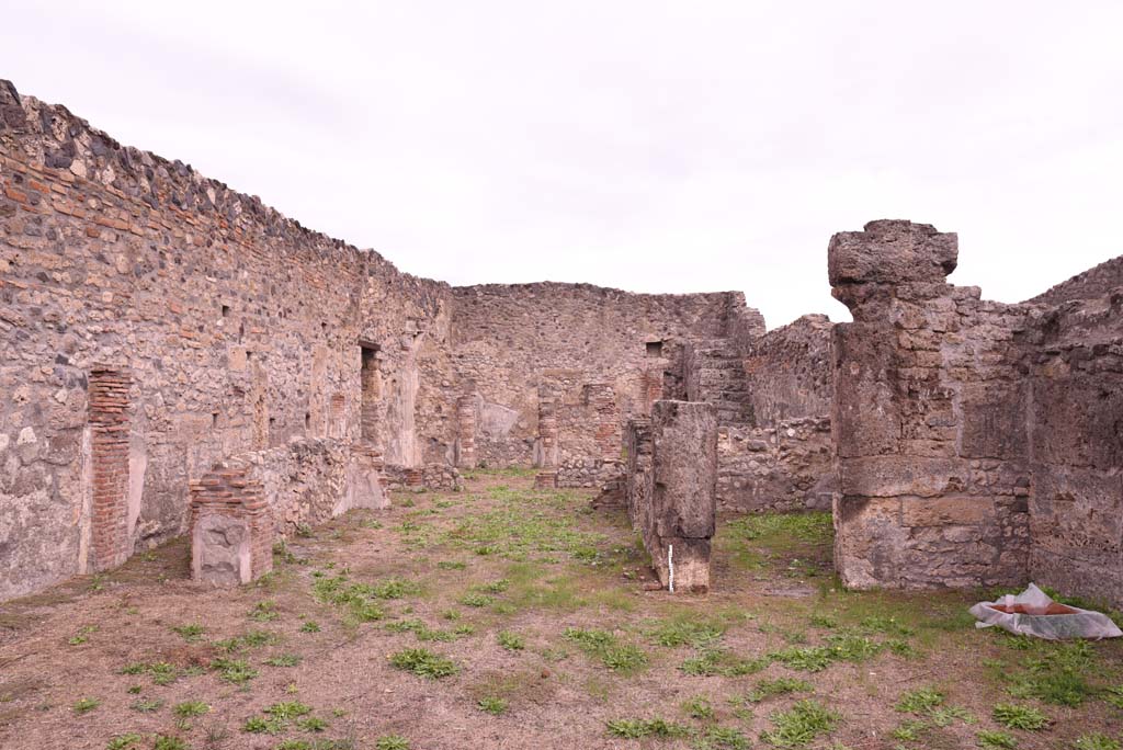 I.4.2 Pompeii. October 2019. Looking east across atrium with tablinum, in centre, and doorway to cubiculum or oecus, on right.
Foto Tobias Busen, ERC Grant 681269 DCOR.
