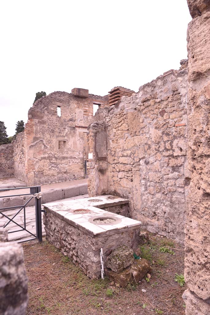 I.4.3 Pompeii. October 2019.
Looking north-west across bar-room from doorway of atrium in I.4.2
Foto Tobias Busen, ERC Grant 681269 DCOR.
