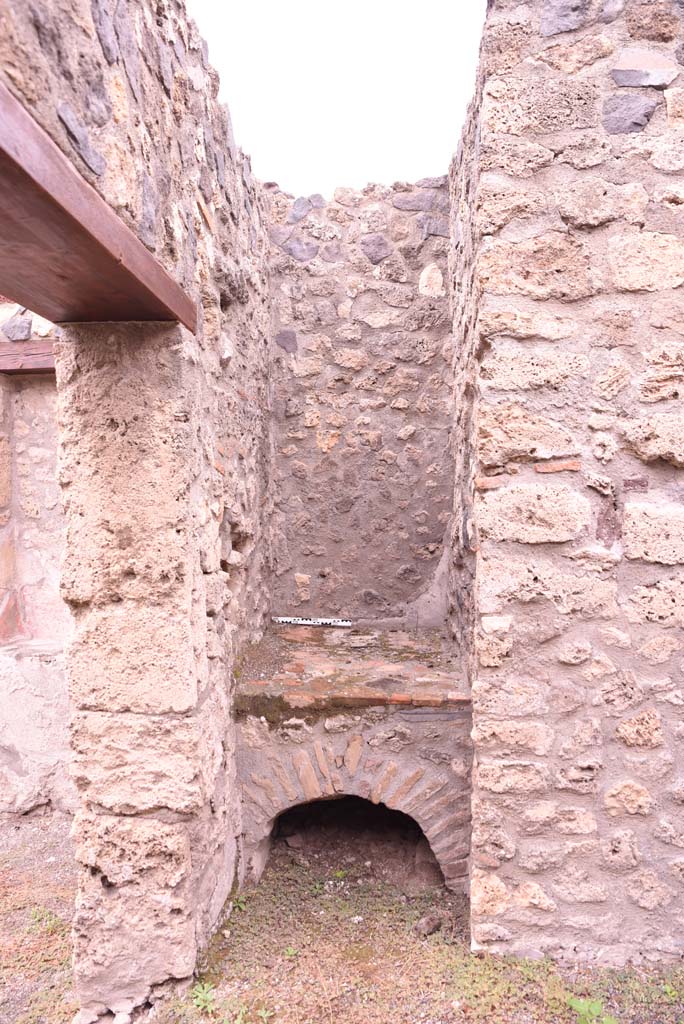 I.4.4 Pompeii. October 2019. Hearth against north wall in north-west corner of rear room
Foto Tobias Busen, ERC Grant 681269 DCOR.

