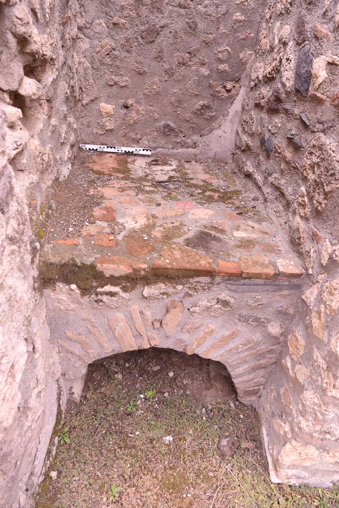 I.4.4 Pompeii. October 2019. Detail of hearth in north-west corner of rear room.
Foto Tobias Busen, ERC Grant 681269 DCOR.
