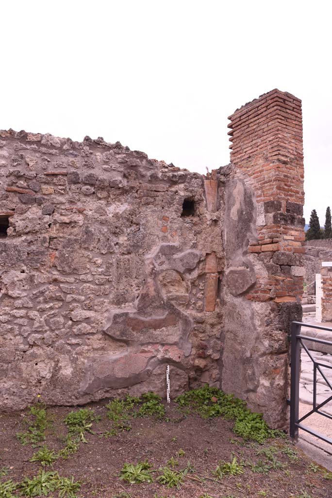 I.4.4 Pompeii. October 2019. South-west corner of shop-room with downpipe from upper floor.
Foto Tobias Busen, ERC Grant 681269 DCOR.
