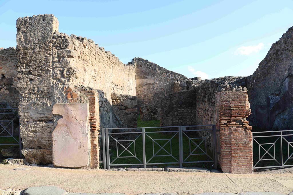 I.4.7 Pompeii. December 2018. Looking east to entrance doorway, in centre. Photo courtesy of Aude Durand.