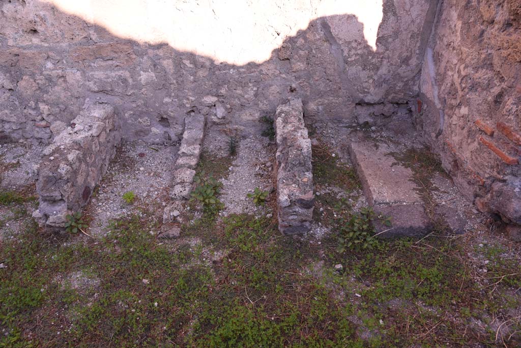 I.4.7 Pompeii. October 2019. Detail of masonry fullonica stalls against north wall of shop-room.
Foto Tobias Busen, ERC Grant 681269 DCOR.

