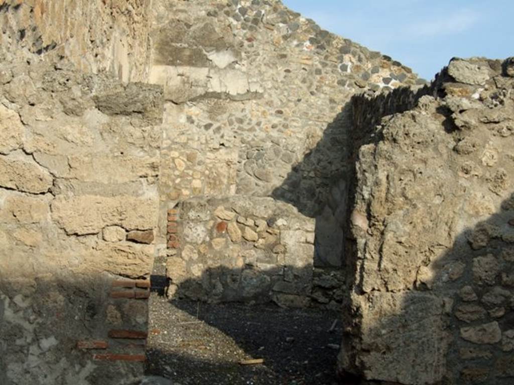 I.4.7 Pompeii.  Fullonica of Passaratus and Maenianus.   Door to middle room.