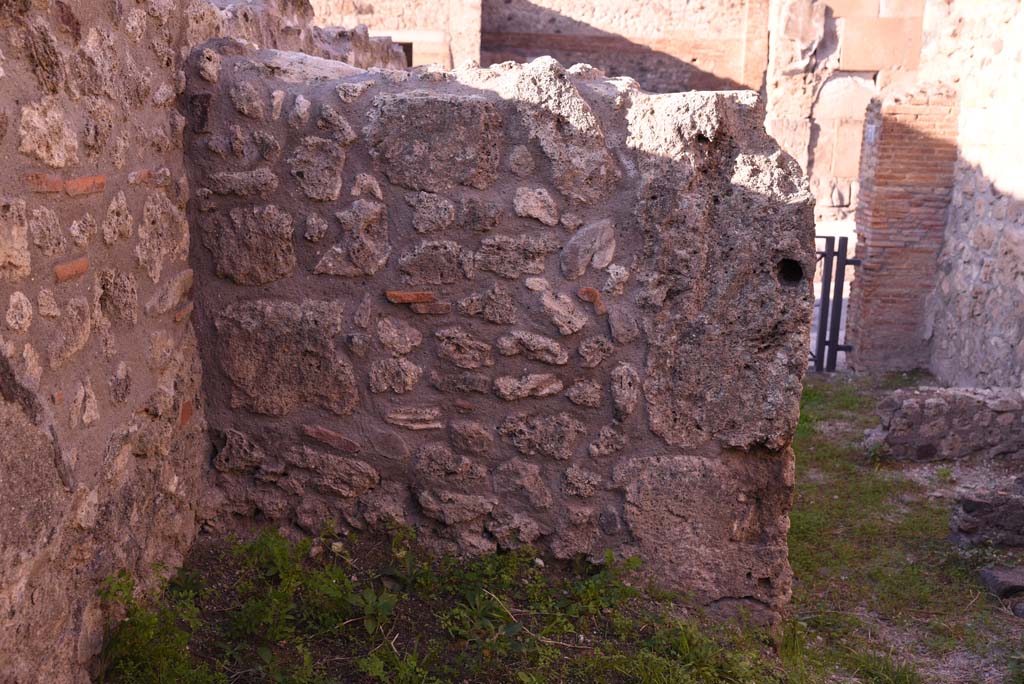 I.4.7 Pompeii. October 2019. Detail of west wall of middle room, at south end.
Foto Tobias Busen, ERC Grant 681269 DCOR.
