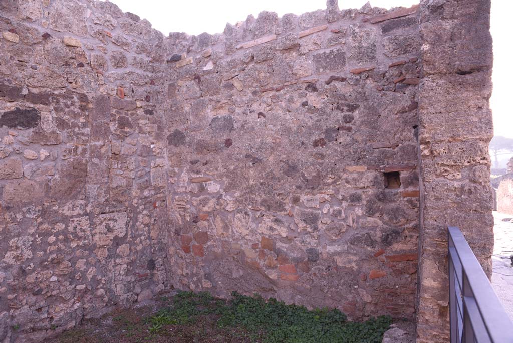 I.4.8 Pompeii. October 2019. South-east corner and south wall of shop-room.
Foto Tobias Busen, ERC Grant 681269 DCOR.

