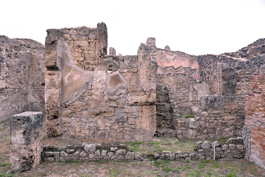 I.4.9 Pompeii. October 2019. Tablinum h, looking north across north wall, into corridor i, with steps to upper floor.
Foto Tobias Busen, ERC Grant 681269 DCOR.

