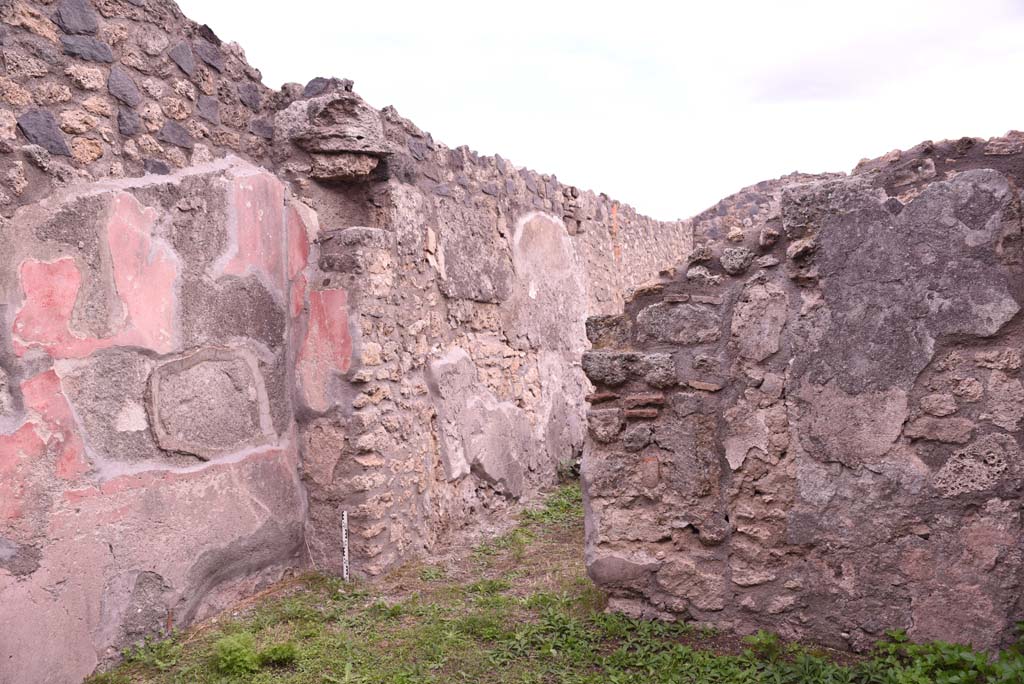 I.4.9 Pompeii. October 2019. Triclinium/oecus m, doorway in south-east corner.
Foto Tobias Busen, ERC Grant 681269 DCOR.
