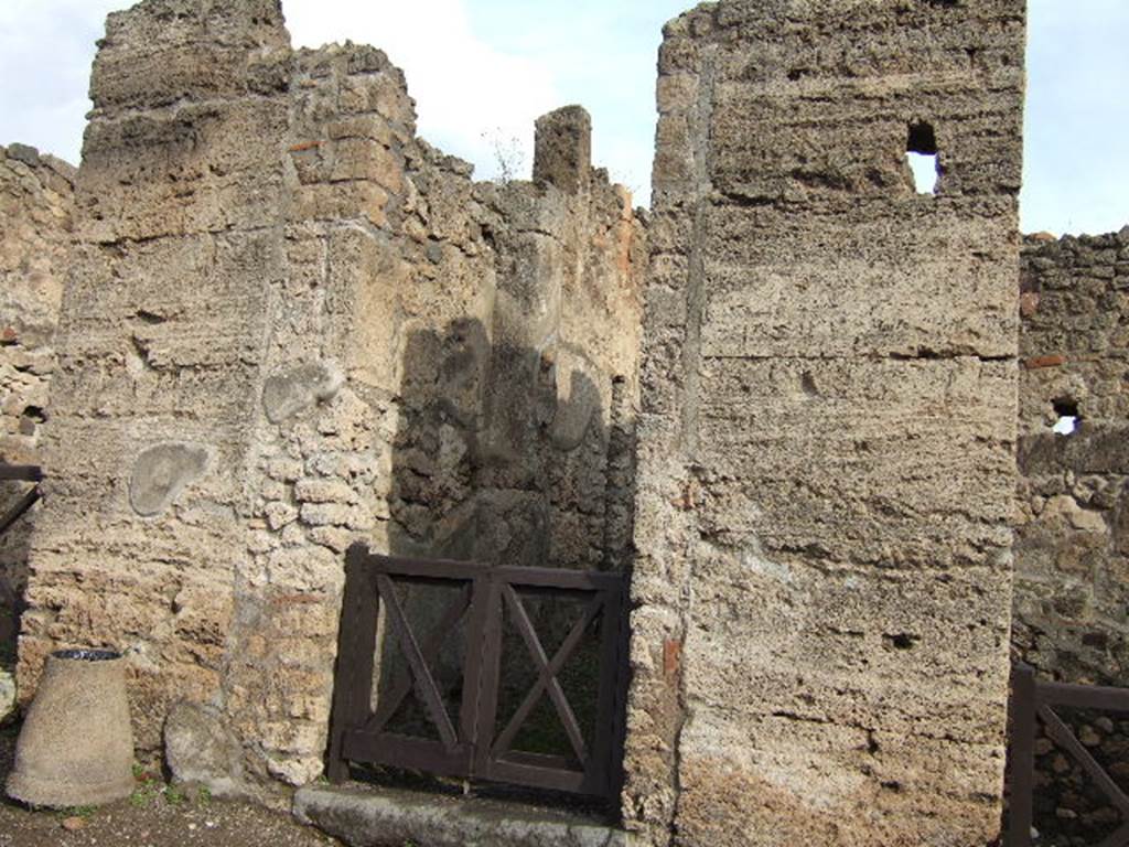 I.4.9 Pompeii. December 2005. Entrance.
In May 1853, on the pilaster, on the left, between I.4.10 and I.4.9, the following graffiti were found: 
Caprasium
aed(ilem) o(ro) v(os) f(aciatis)  (CIL IV 990). 
Postumium
aed(ilem) o(ro) v(os) f(aciatis)  (CIL IV 991).
Magnum
d(uumvirum) o(ro?) d(ignum) r(ei) p(ublicae)  (CIL IV 992)
See Pagano, m. and Prisciandaro, R., 2006. Studio sulle provenienze degli oggetti rinvenuti negli scavi borbonici del regno di Napoli. Naples : Nicola Longobardi. (p.168)



