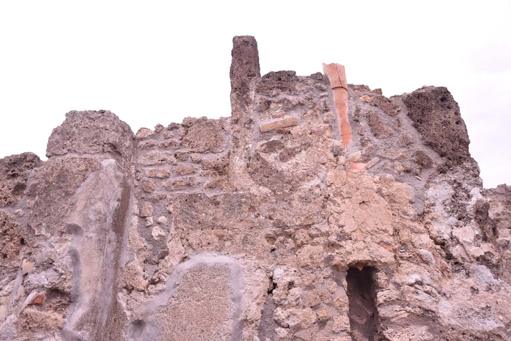 I.4.9 Pompeii. October 2019. Detail from upper area of north side of entrance corridor, at east end, with downpipe from upper floor.
Foto Tobias Busen, ERC Grant 681269 DCOR.
