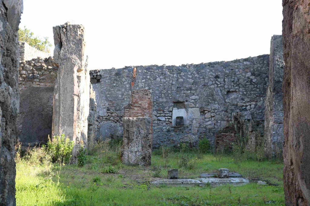 I.4.9 Pompeii. December 2018. Looking east across atrium. Photo courtesy of Aude Durand.