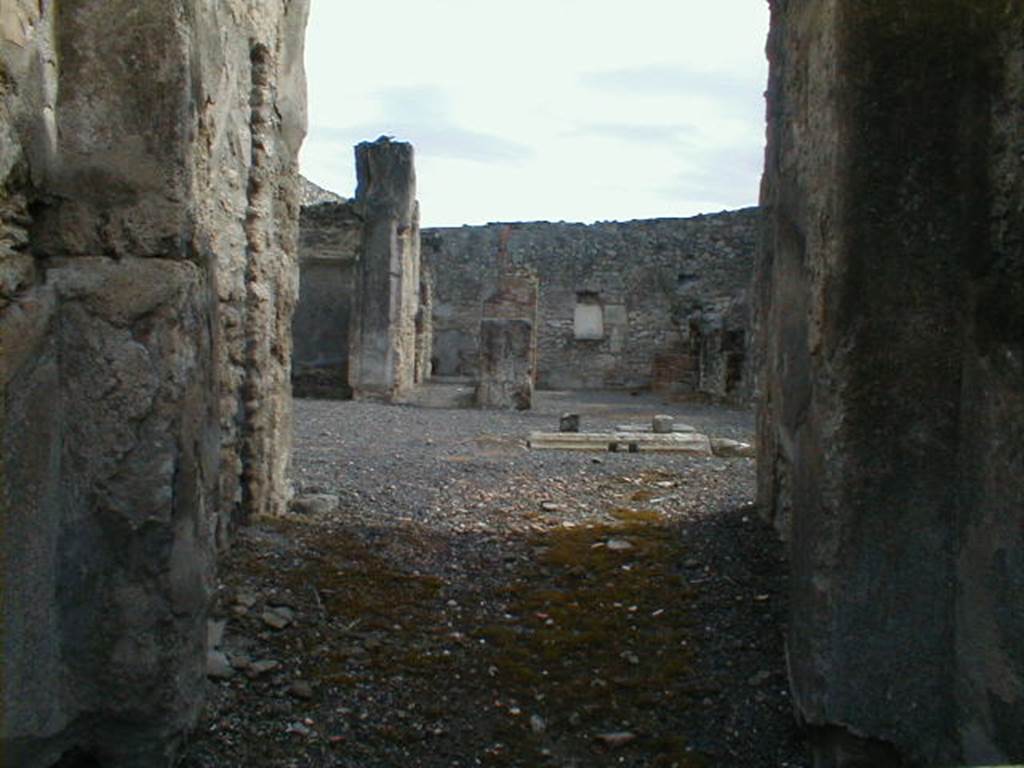 I.4.9 Pompeii. September 2004. Looking east along fauces to atrium.