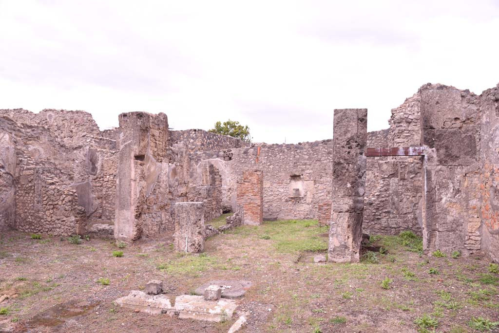 I.4.9 Pompeii. October 2019. 
Atrium b, looking towards east side, with doorway to room f, on left, corridor i, tablinum h, and doorway to room g, on right.
Foto Tobias Busen, ERC Grant 681269 DCOR.
