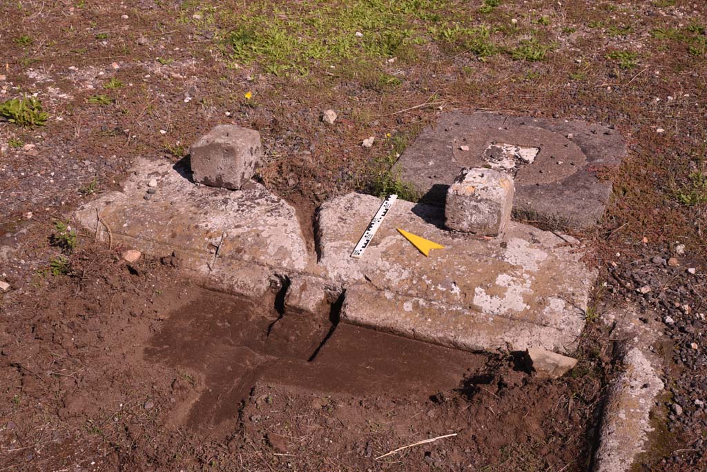 I.4.9 Pompeii. October 2019. Atrium b, looking towards east end of impluvium, with remains of table, and site of cistern-mouth.
Foto Tobias Busen, ERC Grant 681269 DCOR.
