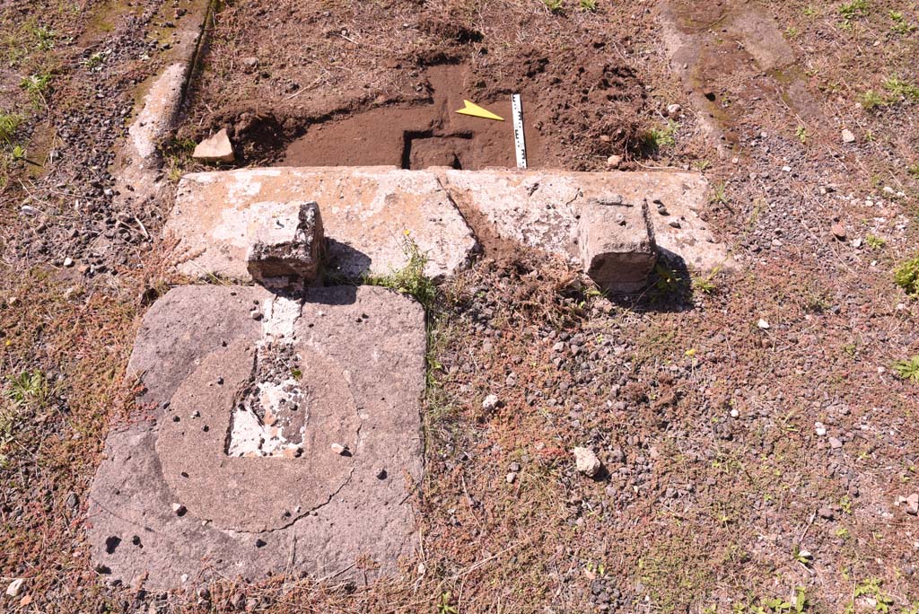 I.4.9 Pompeii. October 2019. Atrium b, looking west from east end of impluvium, with remains of table, and site of cistern-mouth.
Foto Tobias Busen, ERC Grant 681269 DCOR.
